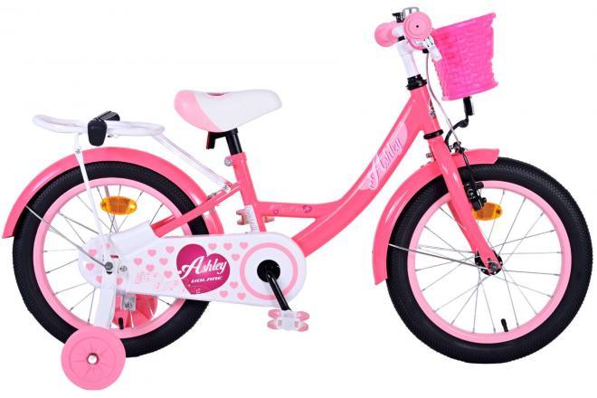 Volare Ashley 16 inch meisjesfiets in roze en rood, met handrem, terugtraprem, afneembare zijwieltjes, gesloten kettingkast, verstelbaar zadel en stuur, rieten mandje, en geïntegreerde achterdrager