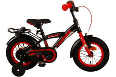 Volare Thombike 12 inch kinderfiets voor jongens met handrem, terugtraprem, gesloten kettingkast, afneembare zijwieltjes, luxe zacht zadel, verstelbaar stuur en zadel, handige achterdrager, en extra lange spatborden in zwart met rode accenten van Fitmarktnl