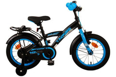 Volare Thombike 14 inch kinderfiets voor jongens met handrem en terugtraprem, gesloten kettingkast, afneembare zijwieltjes, luxe zacht zadel, achterdrager, en lange spatborden in zwart met blauwe accenten