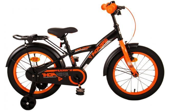 Volare Thombike 16 inch kinderfiets voor jongens in zwart met oranje accenten, inclusief handrem, terugtraprem, gesloten kettingkast, afneembare zijwieltjes, luxe zacht zadel, verstelbaar stuur en zadel, en extra lange spatborden Wordt geleverd met montagemateriaal Veilig en comfortabel fietsen voor kinderen bij Fitmarktnl