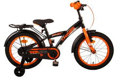Volare Thombike 16 inch kinderfiets voor jongens in zwart met oranje accenten, inclusief handrem, terugtraprem, gesloten kettingkast, afneembare zijwieltjes, luxe zacht zadel, verstelbaar stuur en zadel, en extra lange spatborden Wordt geleverd met montagemateriaal Veilig en comfortabel fietsen voor kinderen bij Fitmarktnl
