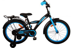 Volare Thombike Kinderfiets - Jongens - 18 inch - Zwart Blauw: een veilige en comfortabele jongensfiets met handrem, terugtraprem, gesloten kettingkast, afneembare zijwieltjes, luxe zadel, verstelbare zadelpen en stuur, en handige achterdrager