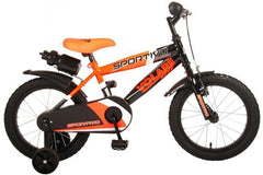 Volare Sportivo 16 inch jongensfiets in neon oranje en zwart, met handrem, terugtraprem, afneembare zijwieltjes, reflectoren, bidonhouder, gesloten kettingkast, hoogte verstelbaar zadel en stuur, 95% afgemonteerd