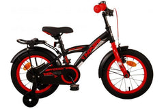 Volare Thombike Kinderfiets - Jongens - 14 inch - Zwart Rood - Veilige en comfortabele zwarte jongensfiets met rode accenten, handrem, terugtraprem, gesloten kettingkast en afneembare zijwieltjes Inclusief al het montagemateriaal