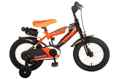 Volare Sportivo 14 inch jongensfiets in neon oranje en zwart, 95% afgemonteerd met gesloten kettingkast, reflectoren, bidonhouder, terugtraprem, handrem, en afneembare zijwieltjes